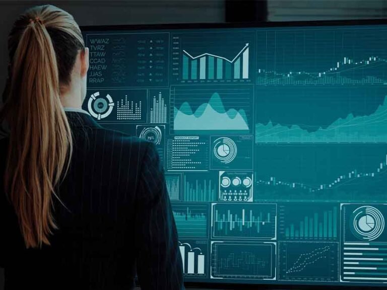 una chica viendo analíticos con distintas gráficas como puede ser en la plataforma de elenix.