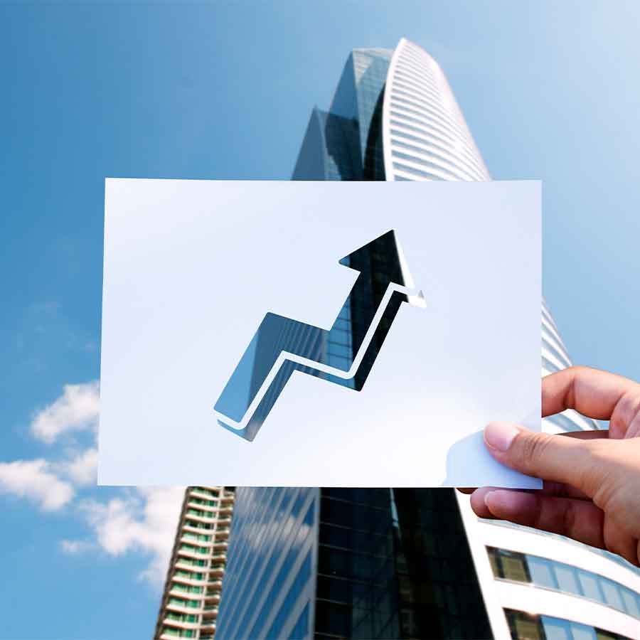 Imagen que indica aumento con fondo de un edificio corporativo