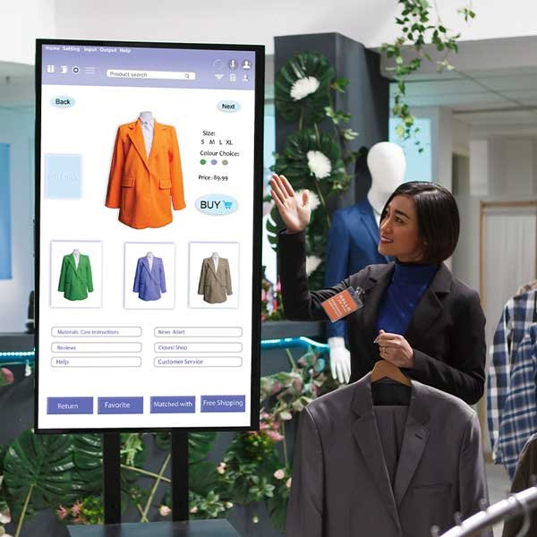 una chica dentro de una tienda departamental le muestra una señalización digital con productos importantes