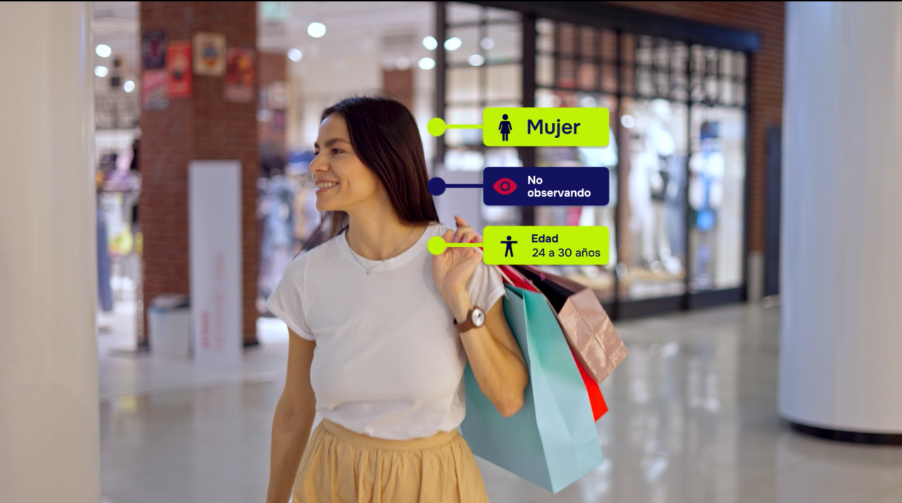 Una chica de compras en un centro comercial, se ven indicadores de su género, que no ha observado la pantalla y su edad