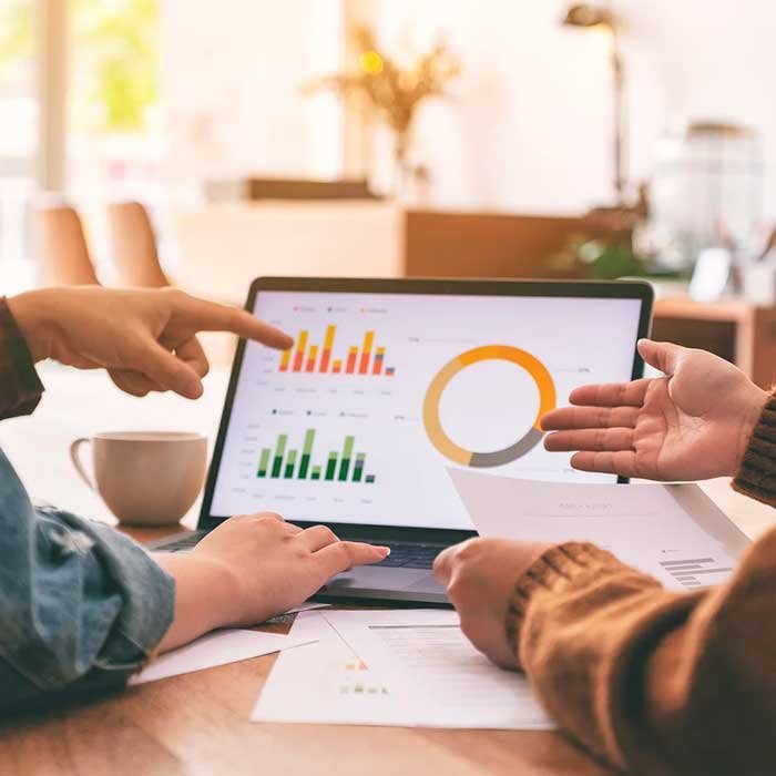 personas revisando una plataforma de analíticos en una tableta