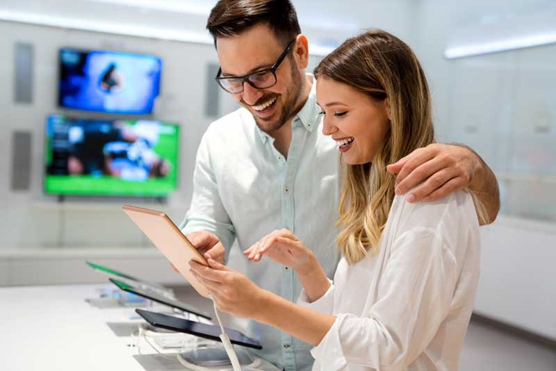 una hombre y una mujer, prueban un equipo para probar su funcionalidad