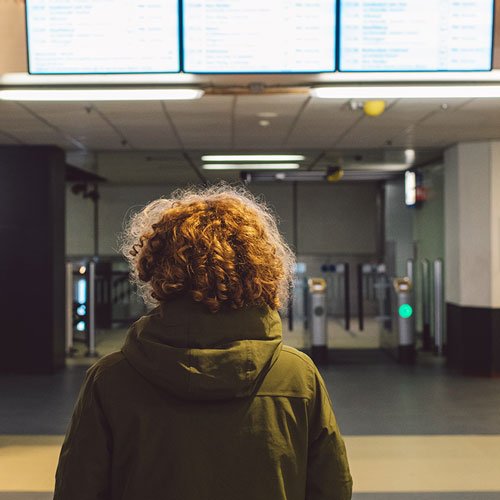 Una chica lo que pare ver tres pantallas digitales con Elenix Analytics puede saber quien y por cuanto tiempo vieron tu contenido en tiempo real.