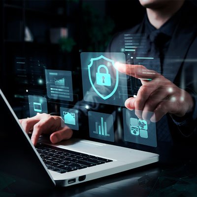 una persona con su laptop mientras salen hologramas de seguridad